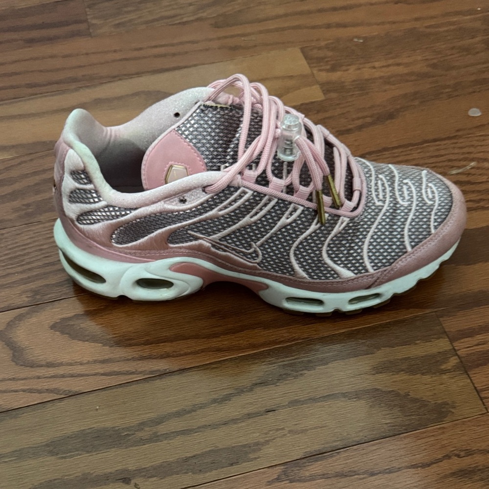 Nike Women's Pink and Light Pink Sneakers